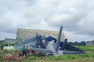 রানওয়েতে নামার পর আগুন বায়ুসেনার পরিবহণ বিমানে