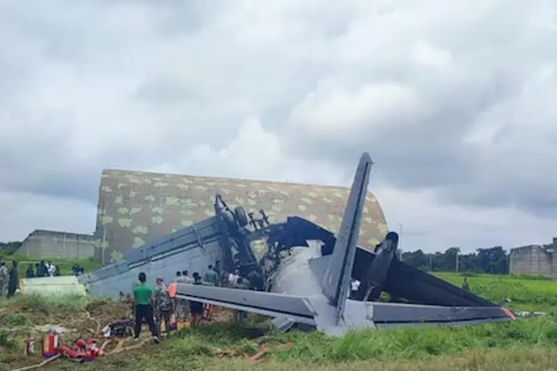 রানওয়েতে নামার পর আগুন বায়ুসেনার পরিবহণ বিমানে