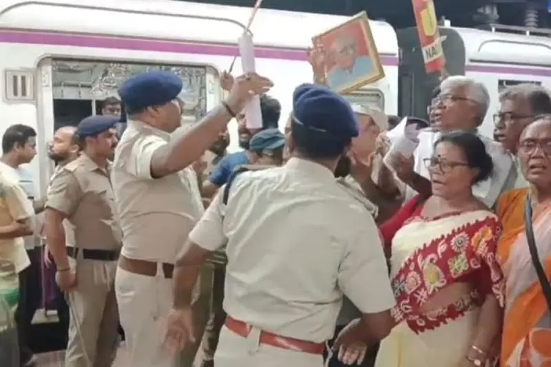 উচ্ছেদ অভিযানকে ঘিরে চাঞ্চল্য কৃষ্ণনগর স্টেশন চত্বরে, পুলিশের সাথে হাতাহাতি সিপিআইএম-সিটু-এসইউসিআই কর্মীদের