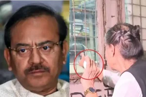বাইরে বেরোতেই ডিম হামলা অরূপের উপর