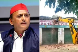 অখিলেশের কার্যালয়ে চলল যোগী সরকারের বুলডোজার