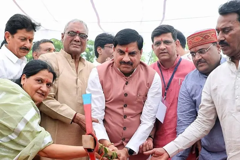 মধ্যপ্রদেশে জমি কেলেঙ্কারি, অভিযোগ মুখ্যমন্ত্রীর পরিবারের বিরুদ্ধে