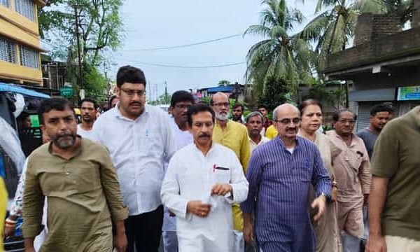বারুইপুরে নাবালিকাকে ধর্ষণ: পরিবারের সঙ্গে দেখা কংগ্রেসের, প্রতিবাদ…