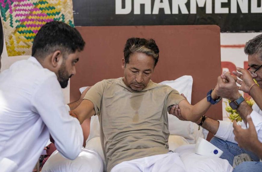 যন্তর মন্তর থেকে সোনমকে নিয়ে গেল পুলিশ