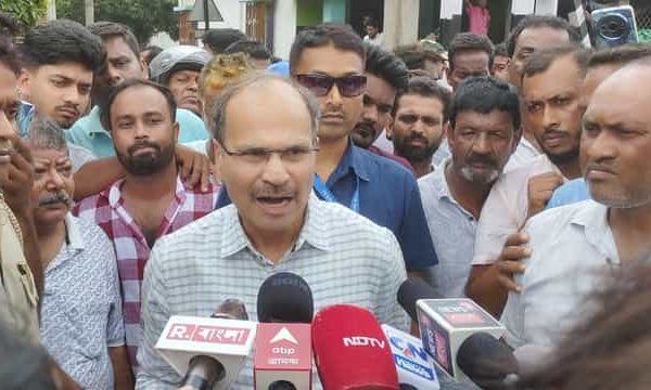 এলাকাবাসীদের উত্তেজনাকর পরিস্থিতি না সৃষ্টি করার অনুরোধ অধীরের