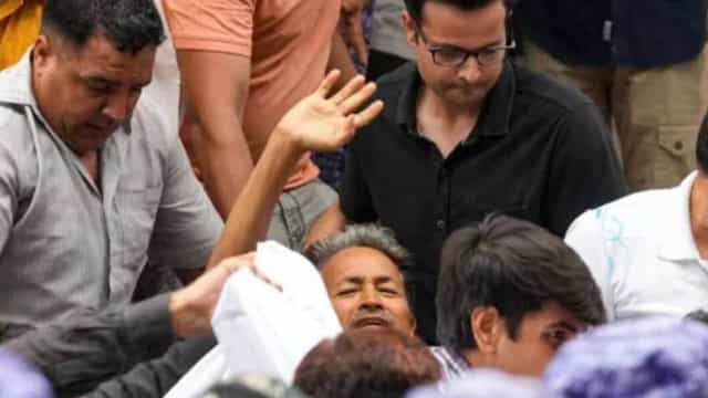 ‘চিকিৎসা নিতে চাইছেন না সোনম’&hellip;