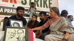 যন্তর মন্তরে অনশনস্থলে বৃন্দা কারাট