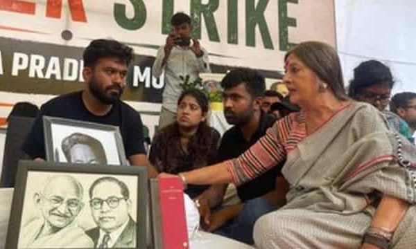 যন্তর মন্তরে অনশনস্থলে বৃন্দা কারাট