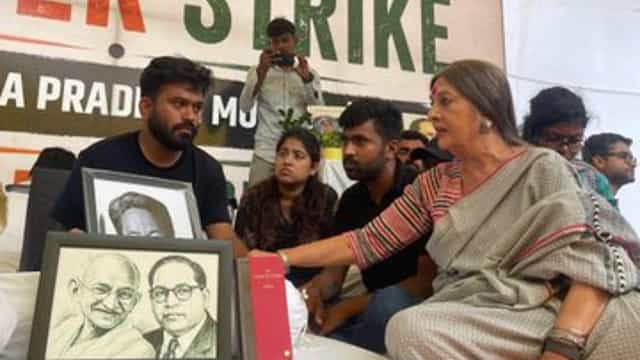 যন্তর মন্তরে অনশনস্থলে বৃন্দা কারাট