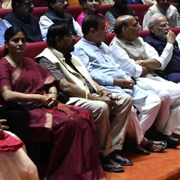 এনডিএর সংসদীয় দলের বৈঠকে মোদি-শাহের পাশে কাকলি