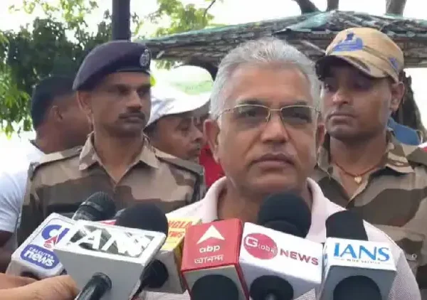 “চাইলে রাস্তায় জামা-কাপড় খুলে মারতে পারতাম” অভিষেককে পাল্টা…