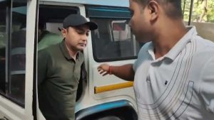 বারাসাত আদালত চত্বরে দেবরাজ চক্রবর্তীর উপর ডিম হামলা