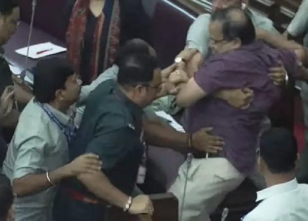 একদিনের জন্য সাসপেন্ড কুণাল