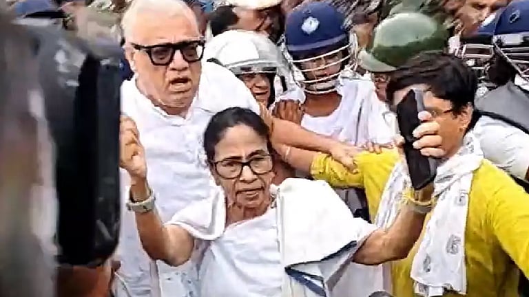 কালীঘাট তৃণমূলের মিছিল কর্মসূচি ঘিরে উত্তপ্ত পদ্মপুকুর-লালবাজার চত্বর