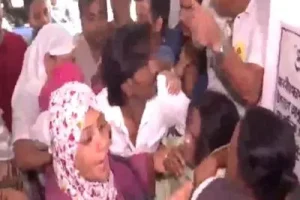 তৃণমূল কাউন্সিলরের কংগ্রেসের যোগদান ঘিরে রণক্ষেত্র বিধান ভবন