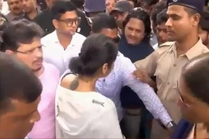 বারুইপুরে নির্যাতিতার পরিবারের সঙ্গে দেখা করলেন ঋতব্রত-কাকলিরা