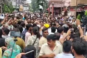 মমতার প্রতিবাদ মিছিল ঘিরে অশান্তি হাজরায়