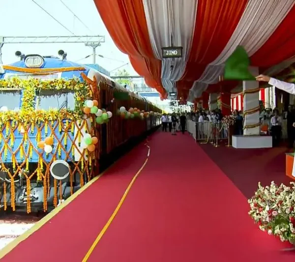 প্রধানমন্ত্রী নরেন্দ্র মোদির দ্বারা উদ্বোধন দেশের প্রথম হাইড্রোজেন-চালিত…