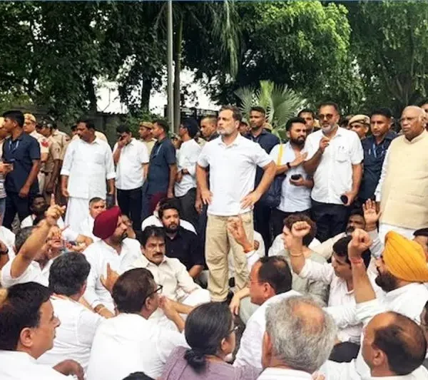 প্রধানমন্ত্রীর বাসভবনের বাইরে কংগ্রেসের ধরনা বিক্ষোভের নিন্দা ধর্মেন্দ্র-নীতিনের