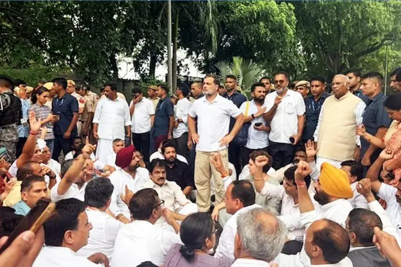 প্রধানমন্ত্রীর বাসভবনের বাইরে কংগ্রেসের ধরনা বিক্ষোভের নিন্দা ধর্মেন্দ্র-নীতিনের