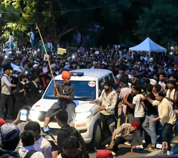 রণক্ষেত্রের চেহারা নিল দিল্লির টলস্টয় মার্গ চত্বর