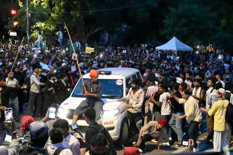 রণক্ষেত্রের চেহারা নিল দিল্লির টলস্টয় মার্গ চত্বর