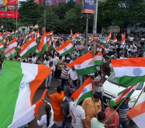 ধর্মতলায় বিশৃঙ্খলার প্রতিবাদ জানাতে তিরঙ্গা হাতে পথে বিজেপি