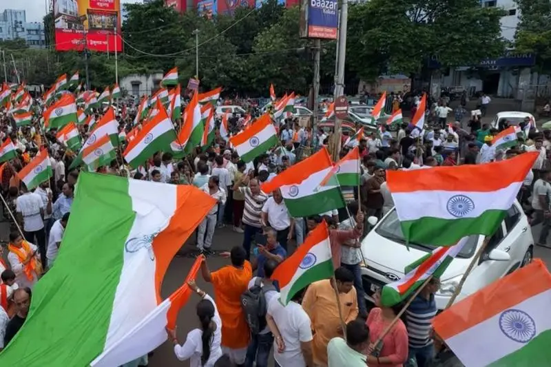 ধর্মতলায় বিশৃঙ্খলার প্রতিবাদ জানাতে তিরঙ্গা হাতে পথে বিজেপি