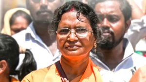 “এক প্রতিবাদী, সাহসী মা” প্রভাসের মায়ের প্রশংসা করলেন&hellip;